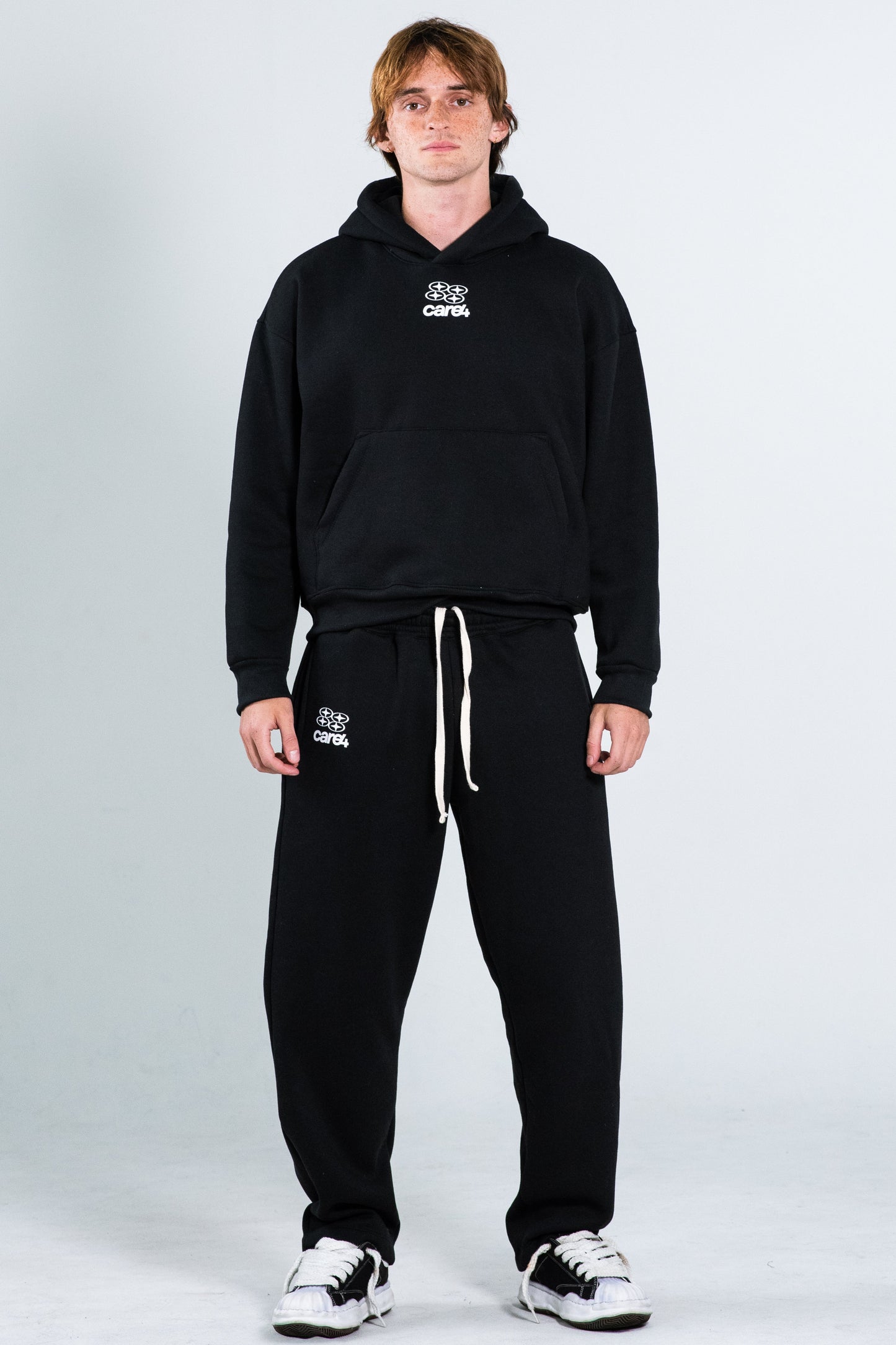 ESSENTIAL BLACK SWEATPANTS