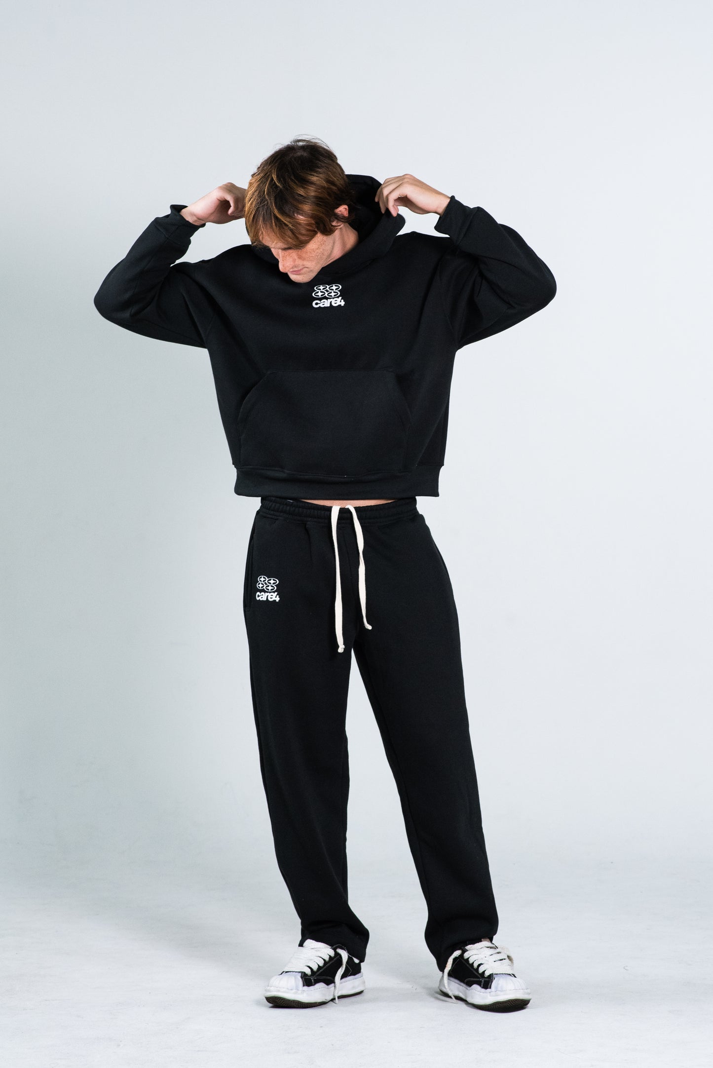 ESSENTIAL BLACK HOODIE