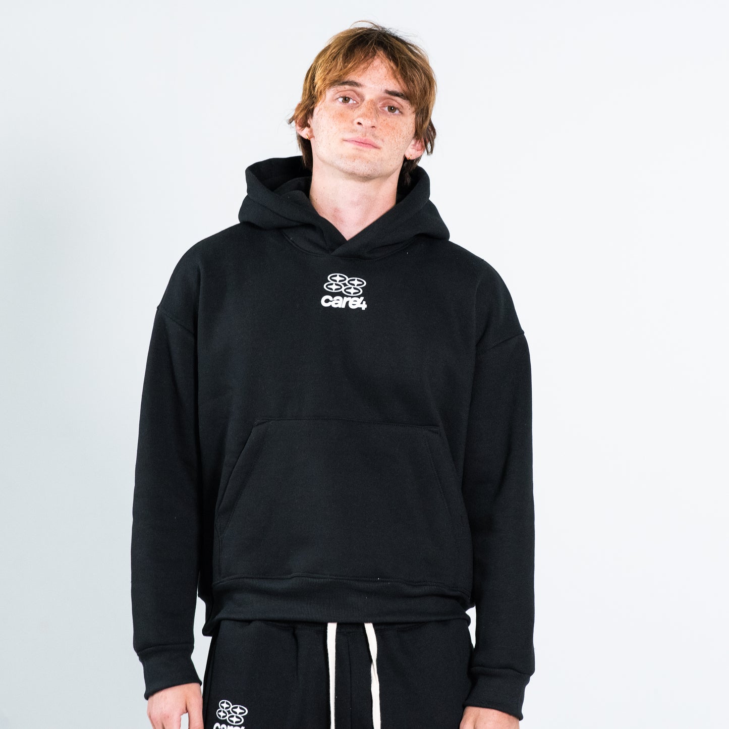 ESSENTIAL BLACK HOODIE